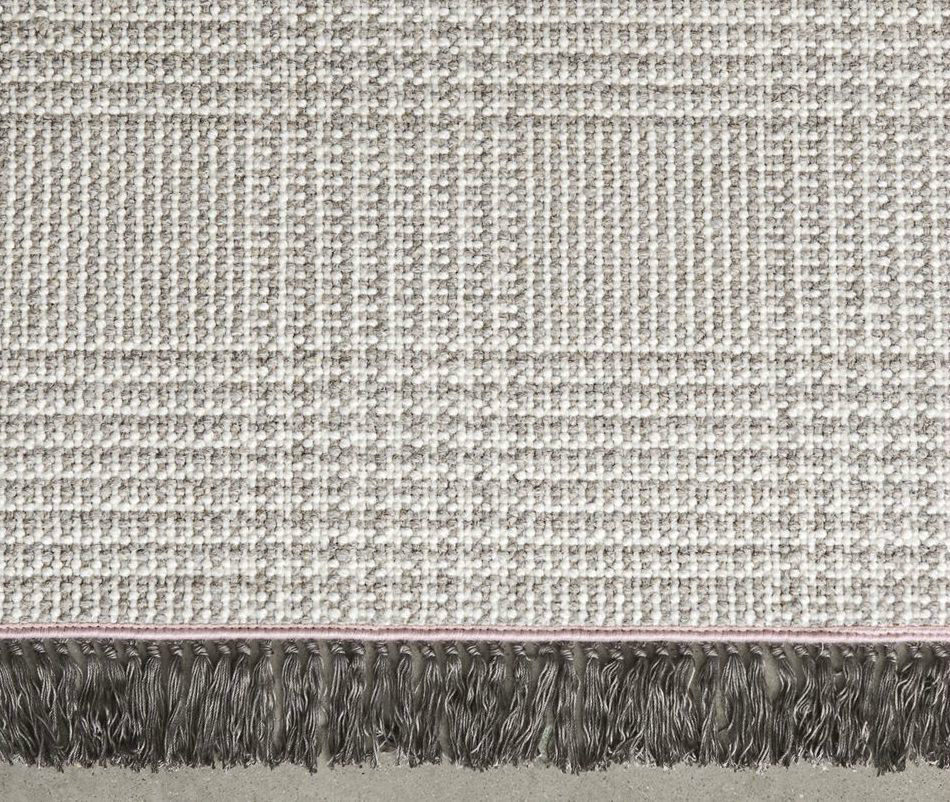 alfombra con flecos grises con hilo rosa